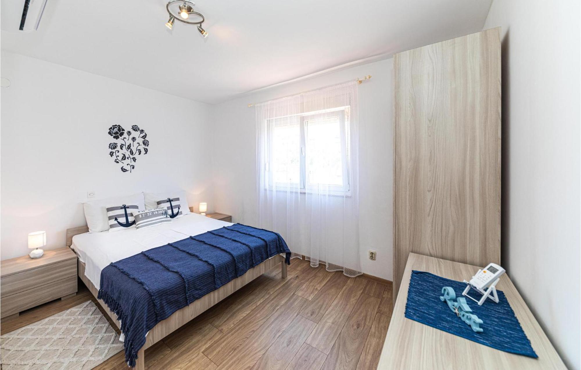2 Bedroom Beautiful Apartment In Okrug Gornji Τρογκίρ Εξωτερικό φωτογραφία